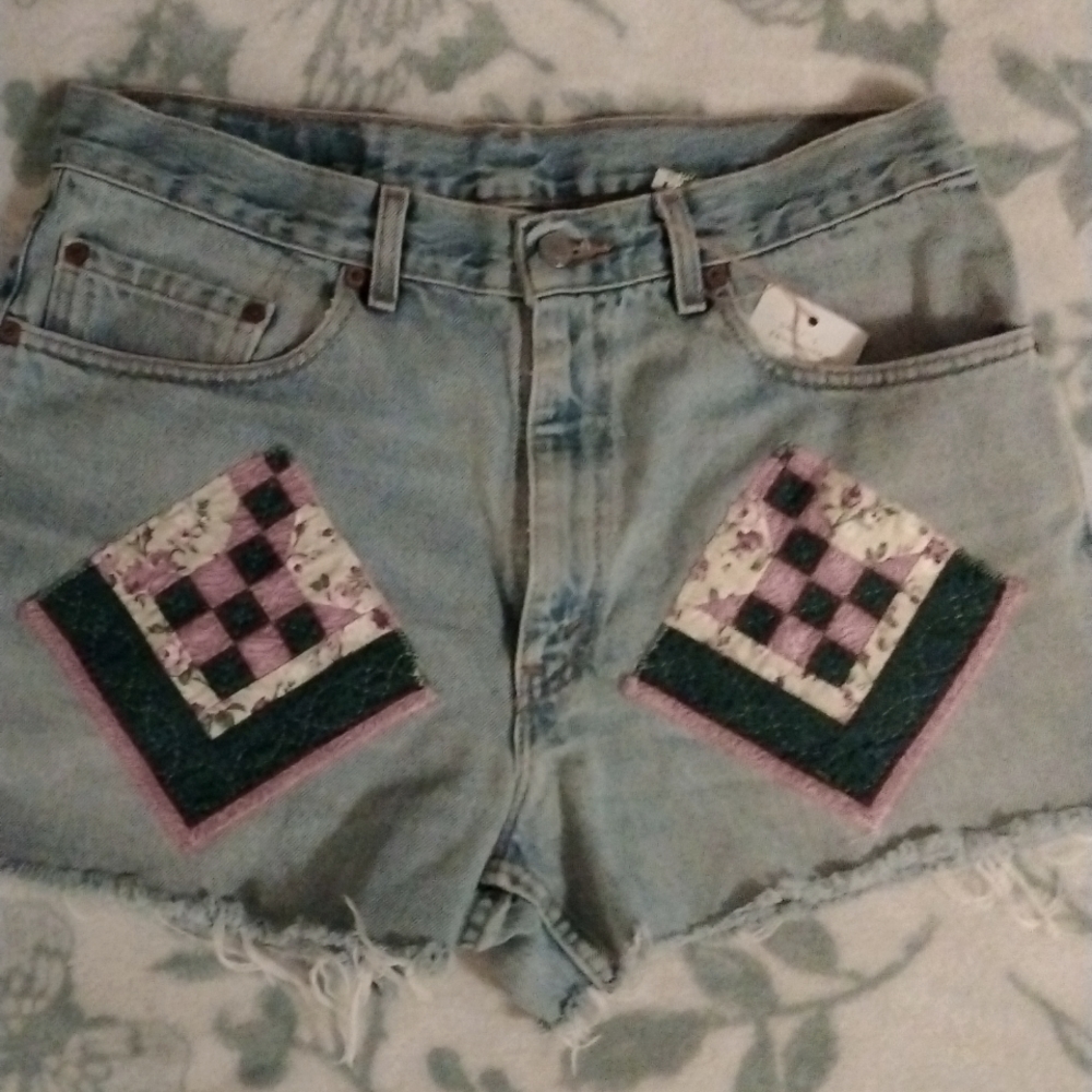 Women's Vintage Levi's shorts. Size 34
